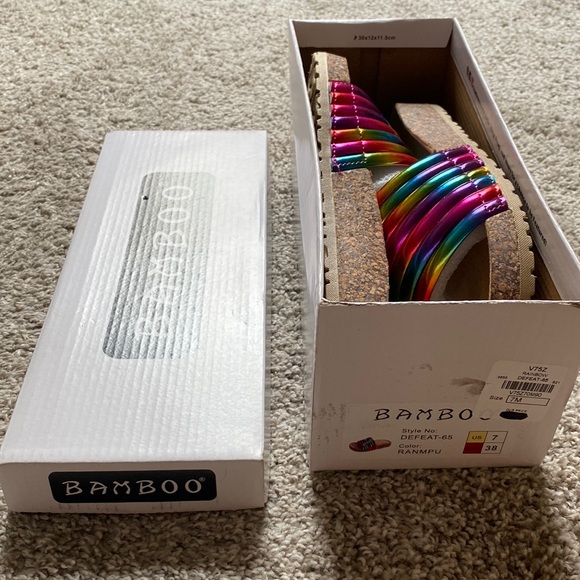 Bamboo Rainbow Slides 🌈 Size 7 - Picture 1 of 4